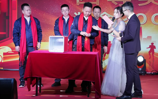 黄石PG电子2024年终晚会：凝心聚力，，，，，共创绚烂！